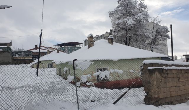 Van’ın o ilçesi nisan ayında beyaza büründü