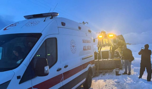 Hasta almaya giden sağlık ekibi karda mahsur kaldı!