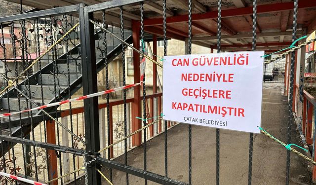 Van’da Çatak Çayı coştu, köprü ve kafeler kapatıldı!