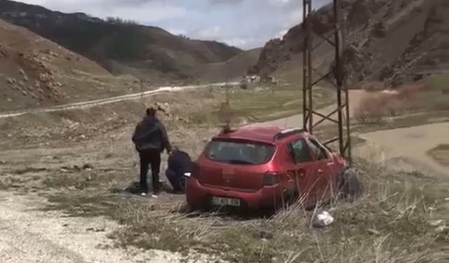 Van-Yüksekova karayolunda otomobil elektrik direğine çarptı: 1 ölü, 1 ağır yaralı!