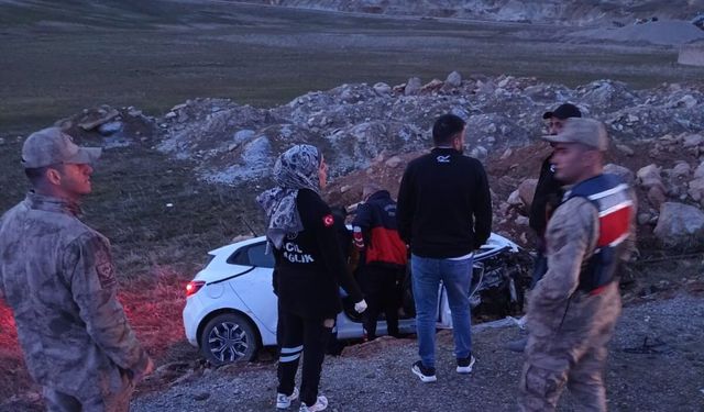 Van'da otomobil şarampole uçtu: 2‘si çocuk 5 kişi yaralandı!