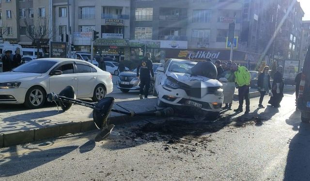Van’da otomobil aydınlatma direğine çarptı: 1 kişi yaralandı!