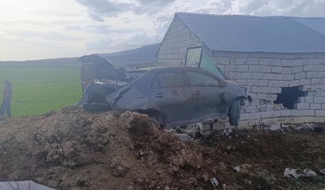 Van'da trafik kazası: Araç ok gibi duvara saplandı