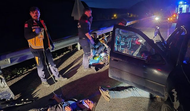 Van’da iki otomobil çarpıştı, 7 kişi yaralandı!