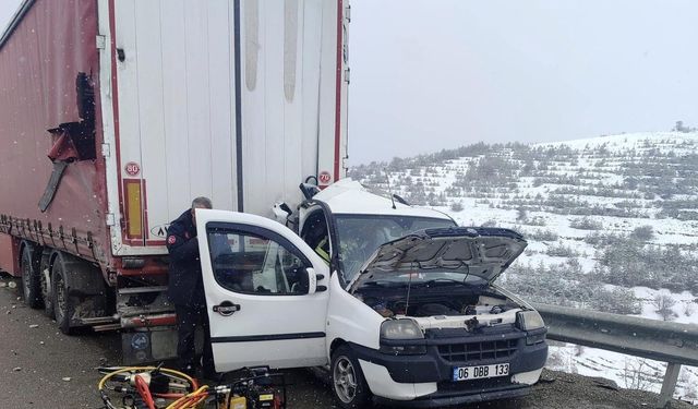 Feci bir kaza daha! Otomobil tıra ok gibi saplandı: Çok sayıda ölü ve yaralı var!