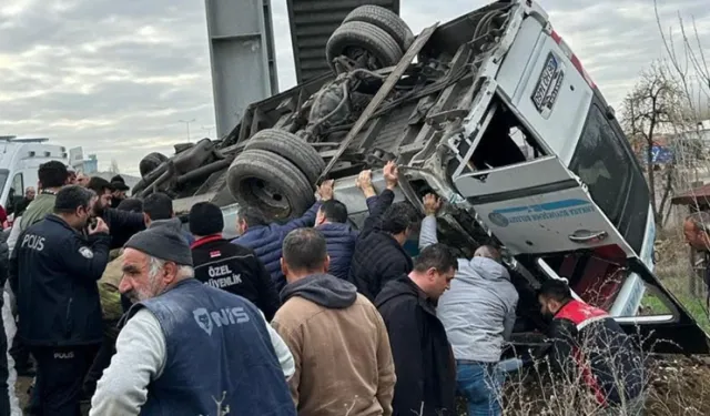 Başkent'te feci kaza! Halk otobüsü üst geçide çarptı: 5 kişi öldü, 15 kişi yaralandı!