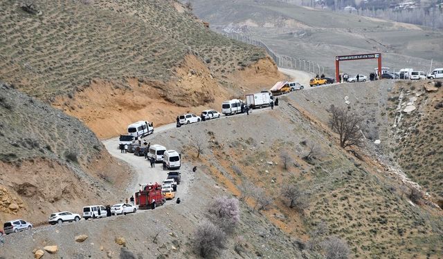 Van kara yolundaki alternatif güzergâhta geçişler sürüyor!