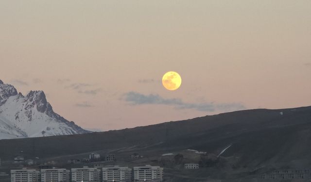 Van'da görsel şölen: "Pembe Dolunay" Erek Dağı'ndan yükseldi