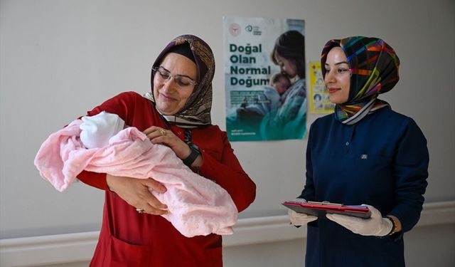 Van’da görev yapan Songül ebe, 30 yılda 1500 doğuma katıldı!