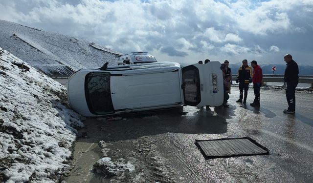 Van’da kamyonet devrildi: Yaralı var!