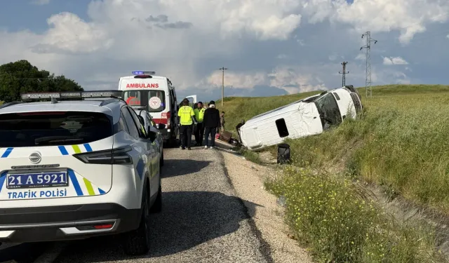Kontrolden çıkan yolcu minibüsü devrildi: 19 kişi yaralandı!