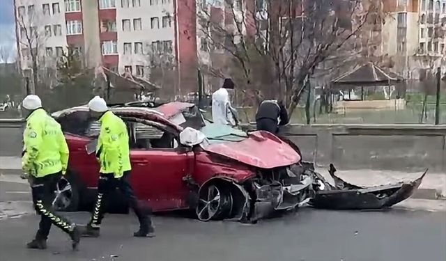 Kontrolden çıkan otomobil bahçe duvarına çarptı: 1 ölü, 1 ağır yaralı!