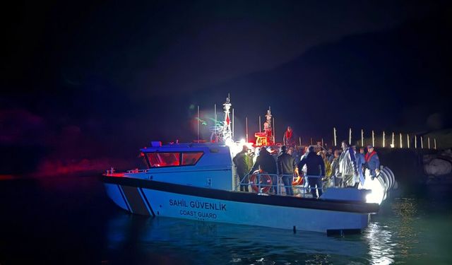 Van Gölü kıyısında mahsur kalan 35 kişi kurtarıldı
