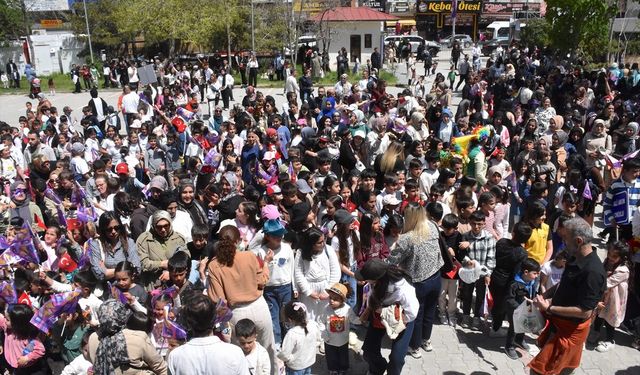 Van'da "23. Akdamar Çocuk ve Gençlik Tiyatroları Şenliği" başladı