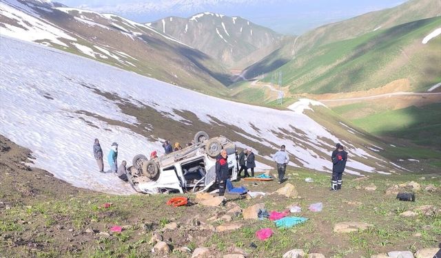 Hakkari'de minibüs şarampole devrildi: 1 kişi öldü, 6 kişi yaralandı!