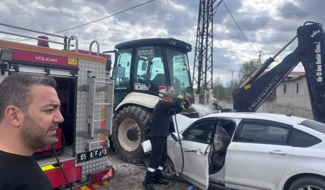 Van’da otomobil ile iş makinesi çarpıştı: 1 kişi yaralandı!