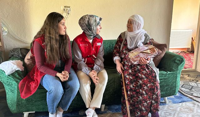 Van Kızılay gönüllülerinden Anneler Günü ziyareti