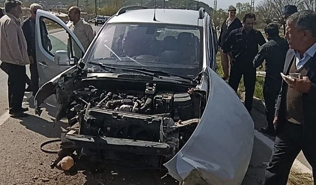 Van'da lastiği patlayan otomobil aydınlatma direğine çarptı: 1’i çocuk 4 kişi yaralandı!