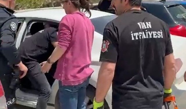 Van’da otomobilde mahsur kalan çocuk kurtarıldı