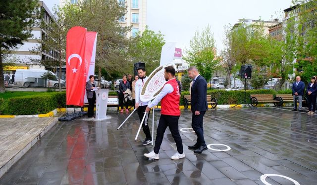 Van'da 19 Mayıs kutlamaları çelenk sunma töreniyle başladı