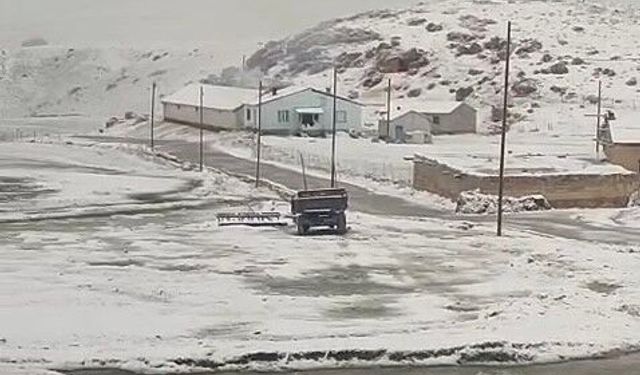 Yaza girmeyi bekleyen Van’a lapa lapa kar yağdı!