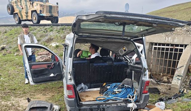 Van’da kontrolden çıkan otomobil şarampole uçtu: 5 kişi yaralandı!