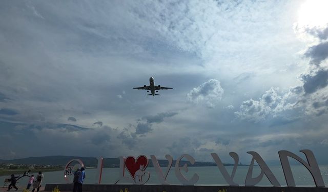 Erzurum’a yönlendirilen uçak, rötarlı olarak Van’a indi