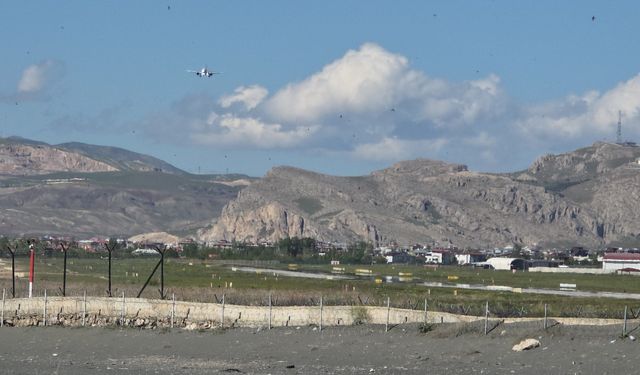 Van'da şiddetli rüzgar nedeniyle uçaklar pisti pas geçti