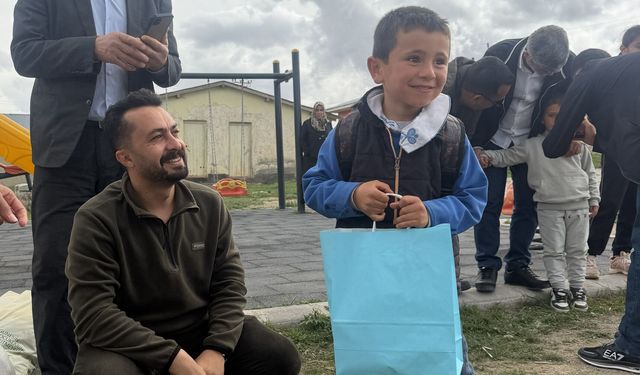 Van’da çocuklara bayramlık dağıtıldı