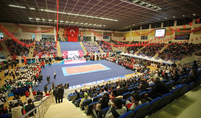 Van’da 19 Mayıs Atatürk'ü Anma, Gençlik ve Spor Bayramı kutlandı