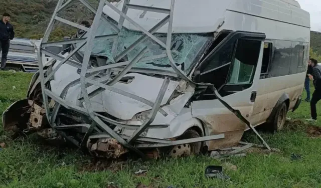 Hakkari'de kontrolden çıkan yolcu minibüsü elektrik direğine çarptı: 11 kişi yaralandı!