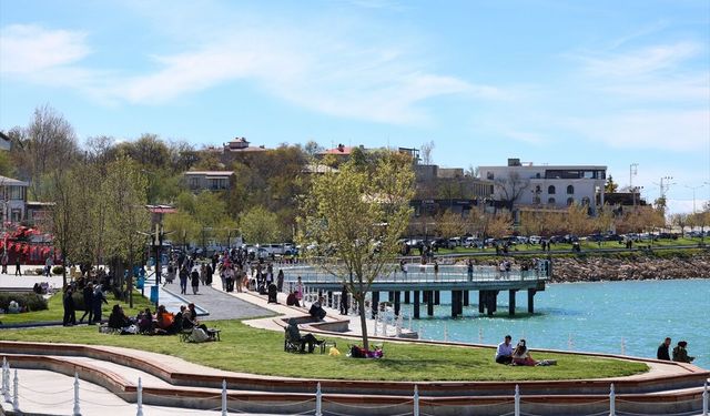 Havalar sıcak, Van Gölü Sahili doldu taştı!