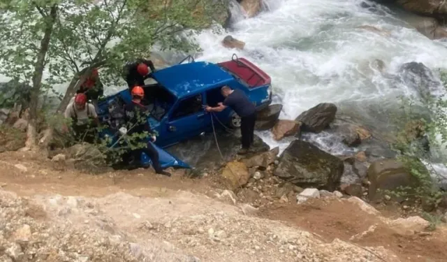 Bayram karı-kocaya mezar oldu: Dereye uçan otomobilde çift hayatını kaybetti!