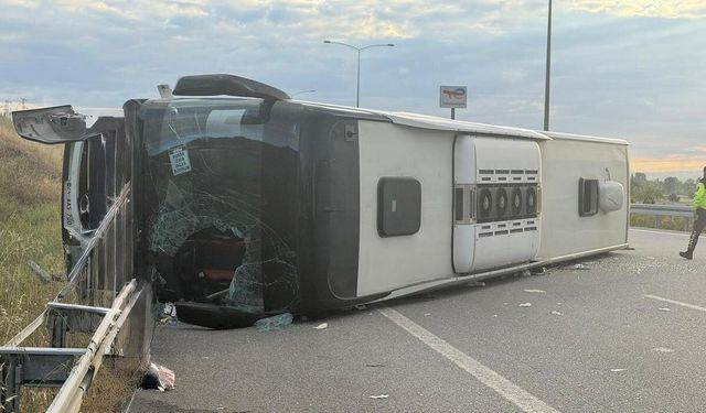 Yolcu otobüsü devrildi: 25 yaralı