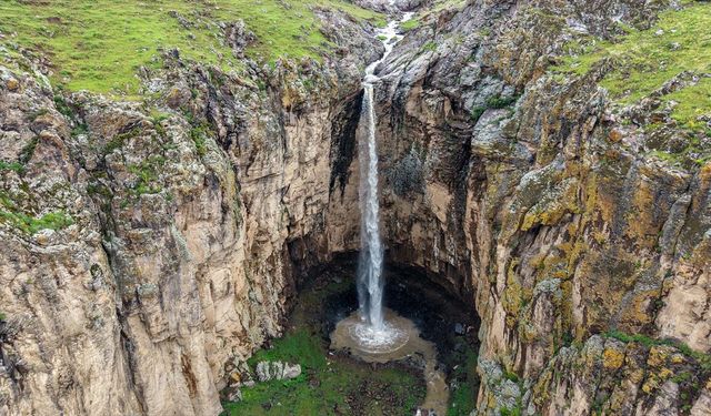 Van'da yağışlar Yaşar Kemal Şelalesi'nin akma süresini uzattı!