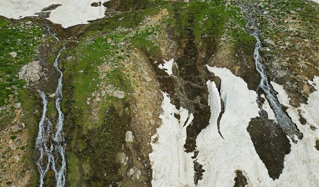 Kar suları Van Gölü’nü canlandırıyor