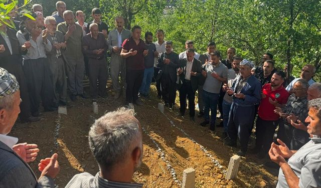 Hakkari'de aile katliamı: Anne ve 3 çocuğu yan yana defnedildi!