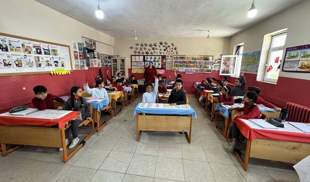 Van’da bir öğretmen bir sınıfın dünyasını değiştirdi: 5 dili bir sınıfa sığdırdı!