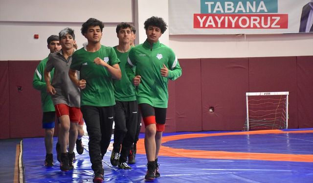 Van’da büyük başarı: 7 işitme engelli güreşçi milli takım kampına davet edildi