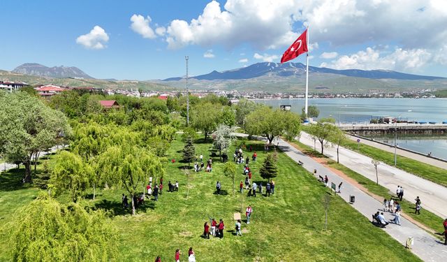 Öğrenciler, Van Gölü sahilinde çevre temizliği yapıldı!