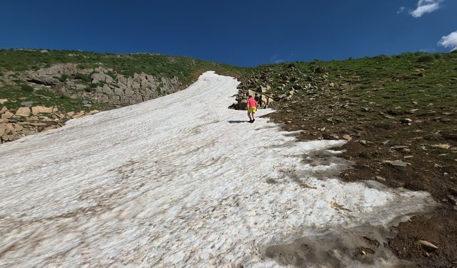 Van’da şaşırtan görüntüler: Yazın ortasında kar keyfi