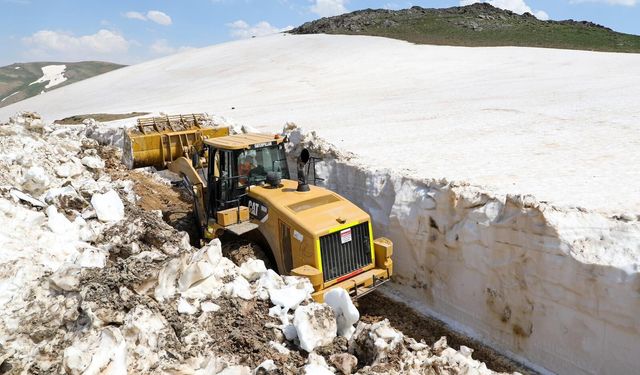 Van’da yazın ortasında 3 metrelik kar temizleme çalışması