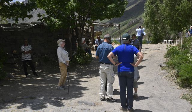 Van Gölü manzarası için alana akın ettiler
