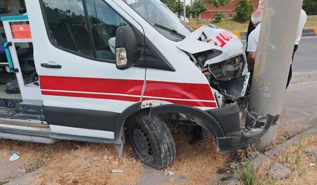 Ambulansla otomobil çarpıştı: çok sayıda yaralı var!