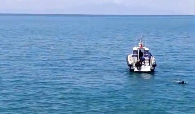 Van’da kontrolden çıkan otomobil Van Gölü'ne uçtu: Sürücü yaralı kurtarıldı!