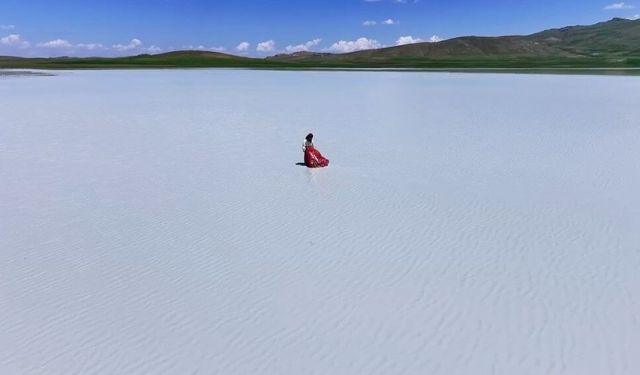 Van’da bir zamanlar araçların geçtiği göl şimdi yerini masmavi sulara bıraktı