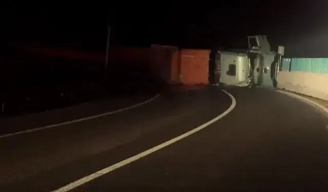 Askeri mühimmat yüklü tır devrildi!