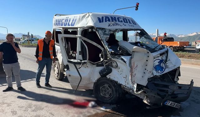 Van yolcu minibüsü Hakkari’de kaza yaptı: Ölü ve yaralılar var