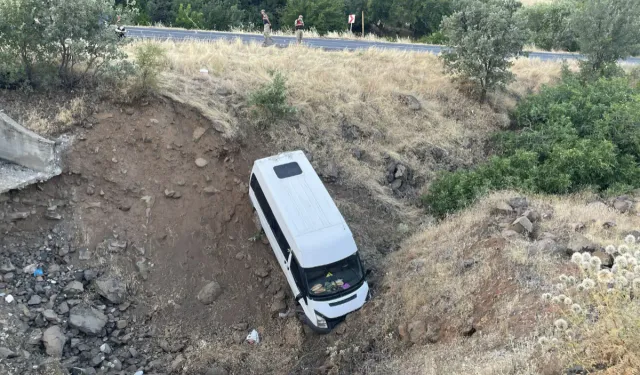 İşçileri taşıyan minibüs şarampole yuvarlandı: Çok sayıda yaralı var!
