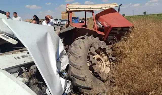 Otomobil park halindeki traktöre çarptı: 3 ölü, 1 yaralı